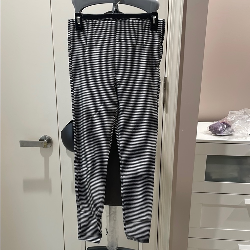 Zara Black and White Leggings with Modern Silhouette